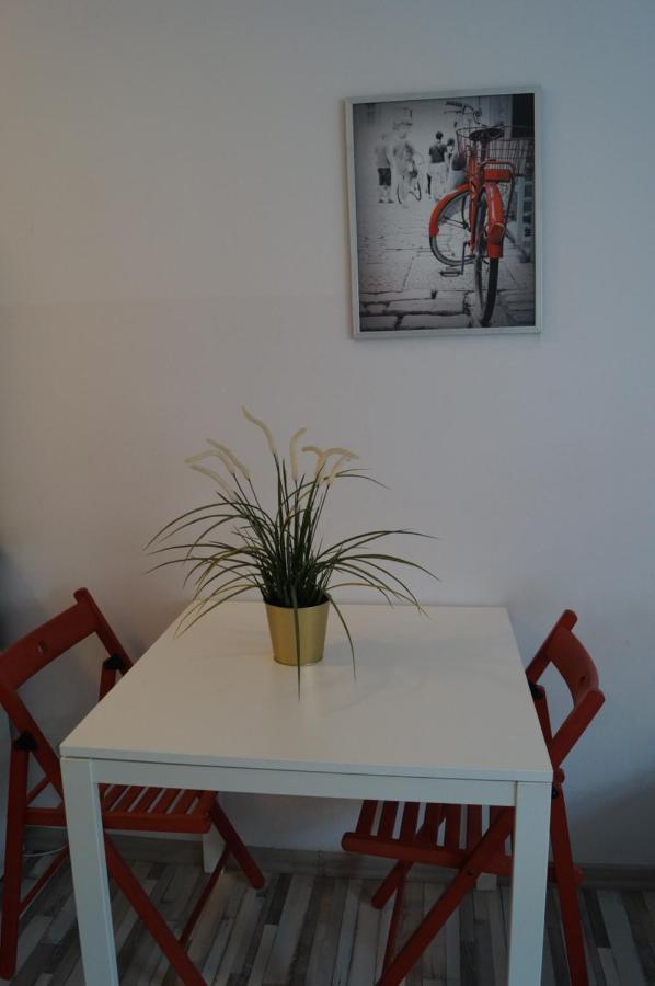Red Apartament Лодзь Экстерьер фото